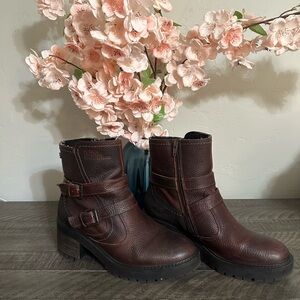 Gently used bull boxer boots.